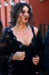 Monica Bellucci durante la grabación del spot Dolce&Gabbana con un look despeinado