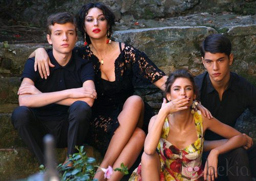 Monica Bellucci durante la grabación del spot Dolce&Gabbana en una estampa familiar