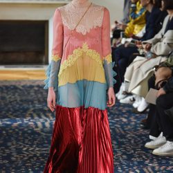 Vestido largo de colores de Valentino colección primavera/verano 2017 en París Fashion Week