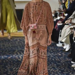 Vestido largo marrón estampado de Valentino colección primavera/verano 2017 en París Fashion Week