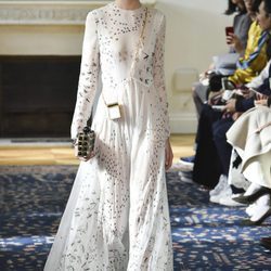 Vestido blanco estampado de Valentino colección primavera/verano 2017 en París Fashion Week