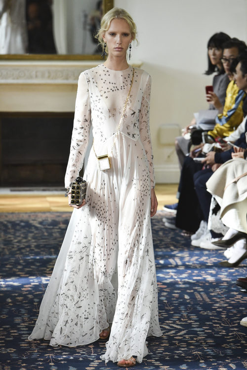 Vestido blanco estampado de Valentino colección primavera/verano 2017 en París Fashion Week