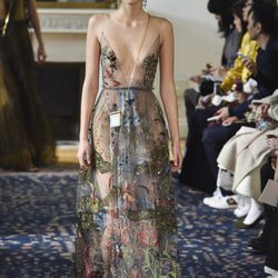 Vestido transparente bordado de Valentino colección primavera/verano 2017 en París Fashion Week