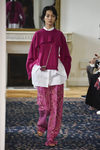 Conjunto de pantalón, camisea y jersey fucsia de Valentino colección primavera/verano 2017 en París Fashion Week