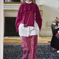 Conjunto de pantalón, camisea y jersey fucsia de Valentino colección primavera/verano 2017 en París Fashion Week