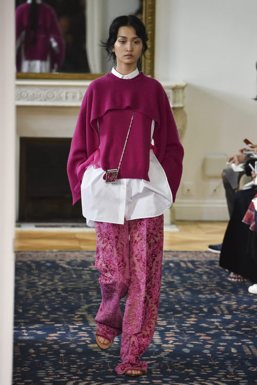Conjunto de pantalón, camisea y jersey fucsia de Valentino colección primavera/verano 2017 en París Fashion Week