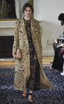 Abrigo maxi y vestido negro de Valentino colección primavera/verano 2017 en París Fashion Week