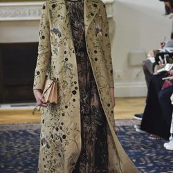 Abrigo maxi y vestido negro de Valentino colección primavera/verano 2017 en París Fashion Week