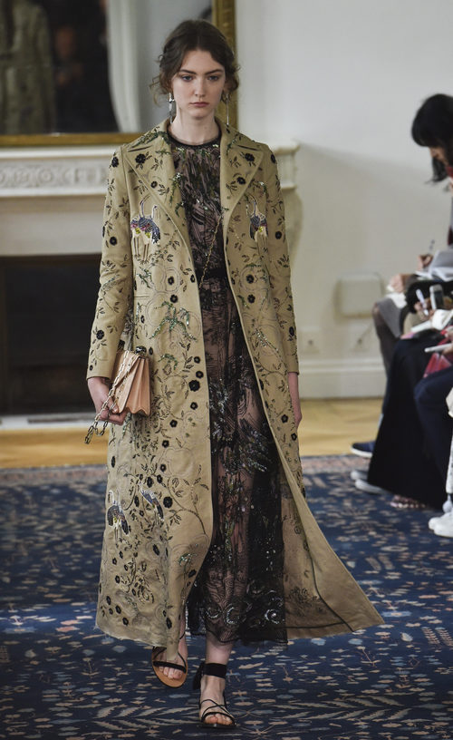Abrigo maxi y vestido negro de Valentino colección primavera/verano 2017 en París Fashion Week
