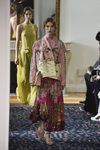 Conjunto de falda y chaqueta en rosa y marrón de Valentino colección primavera/verano 2017 en París Fashion Week