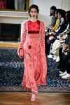 Vestido rosa y rojo de Valentino colección primavera/verano 2017 en París Fashion Week