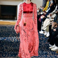 Vestido rosa y rojo de Valentino colección primavera/verano 2017 en París Fashion Week