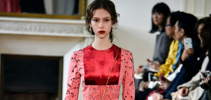Vestido rosa y rojo de Valentino colección primavera/verano 2017 en París Fashion Week
