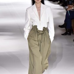 Blusa y pantalón ancho verde de Stella McCartney colección primavera/verano 2017 en París Fashion Week