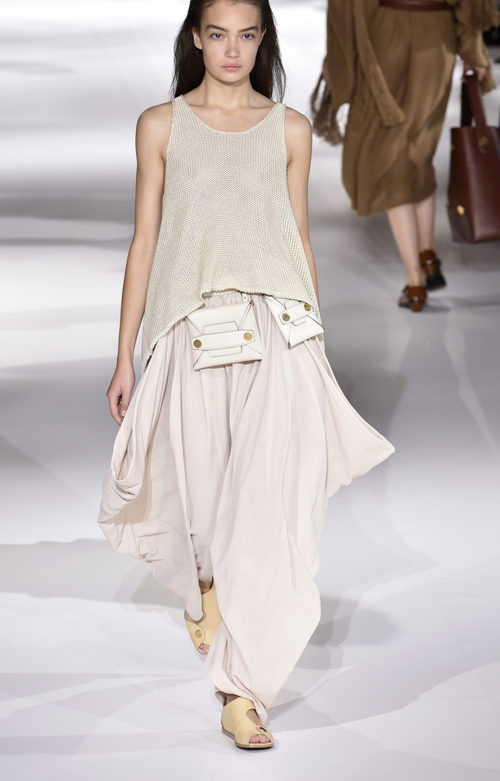 Conjunto falda y camiseta de punto blanco de Stella McCartney colección primavera/verano 2017 en París Fashion Week