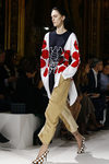 Conjunto de pantalón, camiseta y chaqueta de Stella McCartney colección primavera/verano 2017 en París Fashion Week