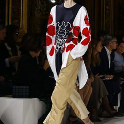 Conjunto de pantalón, camiseta y chaqueta de Stella McCartney colección primavera/verano 2017 en París Fashion Week