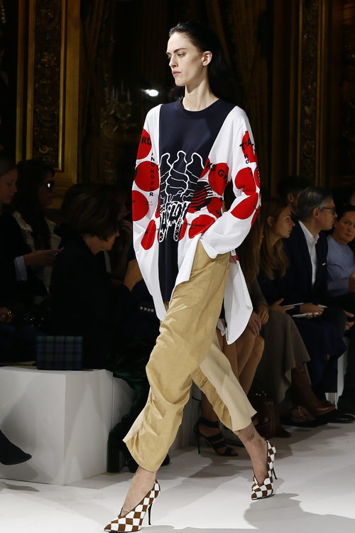 Conjunto de pantalón, camiseta y chaqueta de Stella McCartney colección primavera/verano 2017 en París Fashion Week