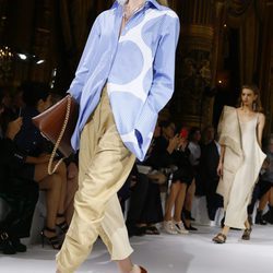 Blusa azul y pantalón beige de Stella McCartney colección primavera/verano 2017 en París Fashion Week