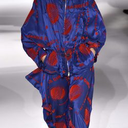 Conjunto azul y rojo de Stella McCartney colección primavera/verano 2017 en París Fashion Week