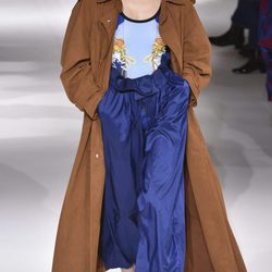 Conjunto azul y gabardina camel de Stella McCartney colección primavera/verano 2017 en París Fashion Week