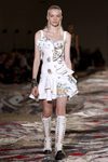 Vestido corto en blanco con volante y estampado en el desfile de Alexander MCqueen en la Paris Fashion Week 2016