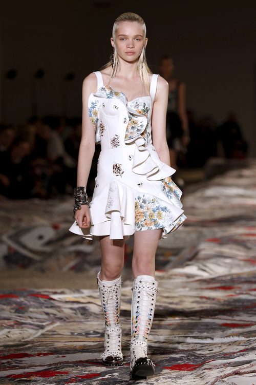 Vestido corto en blanco con volante y estampado en el desfile de Alexander MCqueen en la Paris Fashion Week 2016