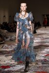 Vestido estampado con transparencias en el desfile de Alexander MCqueen en la Paris Fashion Week 2016