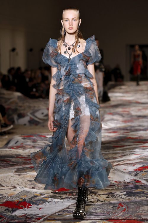 Vestido estampado con transparencias en el desfile de Alexander MCqueen en la Paris Fashion Week 2016