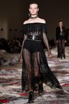 Vestido negro escote bardot en el desfile de Alexander MCqueen en la Paris Fashion Week 2016
