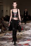 Conjunto pantalón y top tricolor en el desfile de Alexander MCqueen en la Paris Fashion Week 2016