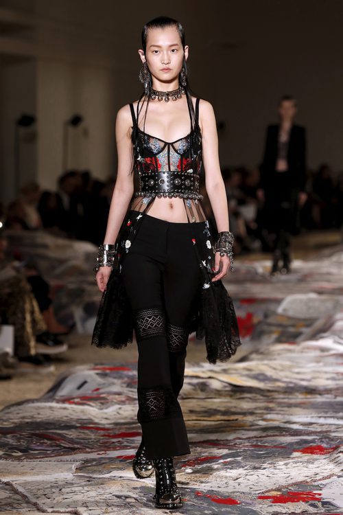 Conjunto pantalón y top tricolor en el desfile de Alexander MCqueen en la Paris Fashion Week 2016