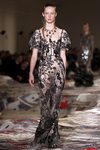 Vestido en color hueso y bordados en negro en el desfile de Alexander MCqueen en la Paris Fashion Week 2016