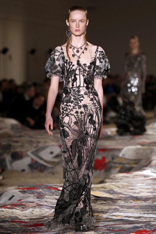 Vestido en color hueso y bordados en negro en el desfile de Alexander MCqueen en la Paris Fashion Week 2016