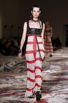 Vestido bicolor con escote en negro y falda en rojiblanca en el desfile de Alexander MCqueen en la Paris Fashion Week 2016