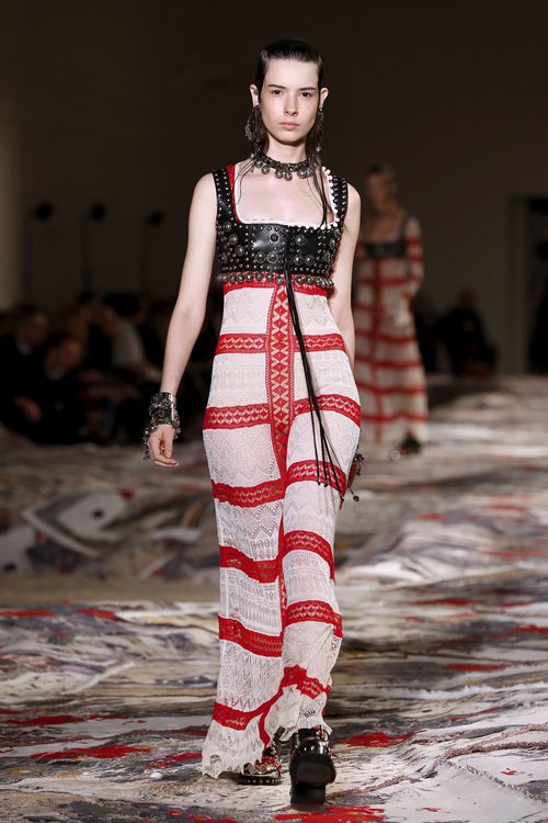 Vestido bicolor con escote en negro y falda en rojiblanca en el desfile de Alexander MCqueen en la Paris Fashion Week 2016