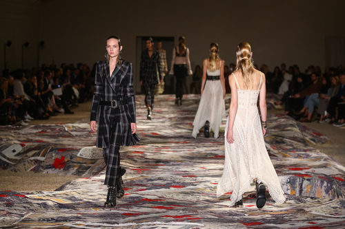 Conjunto de chaqueta pantalón a cuadros en el desfile de Alexander MCqueen en la Paris Fashion Week 2016