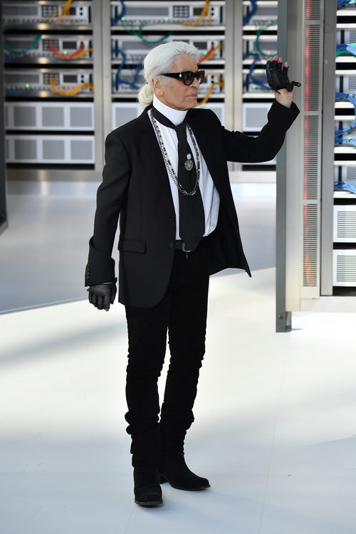 Karl Lagerfeld saludando después del desfile de Chanel en la semana de la moda de París