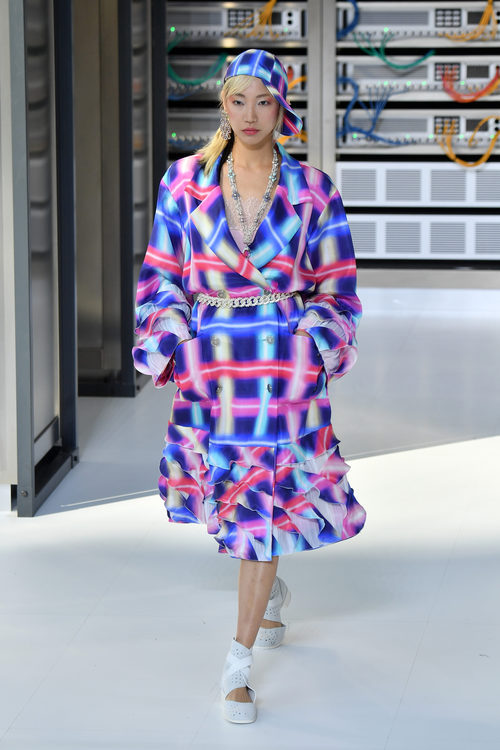 Abrigo a cuadros en colores fluor durante el desfile de Chanel en la Paris Fashion Week 2016