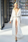 vestido largo en blanco y color nude durante el desfile de Chanel en la Paris Fashion Week 2016
