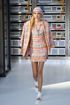Conjunto en crochet y colores pasteles durante el desfile de Chanel en la Paris Fashion Week 2016