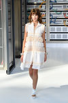 Vestido blanco nuclear y rosa palo durante el desfile de Chanel en la Paris Fashion Week 2016