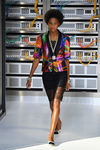 Vestido y chaqueta estilo ochentero durante el desfile de Chanel en la Paris Fashion Week 2016