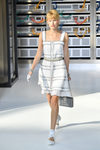 Vestido blanco con escote recto durante el desfile de Chanel en la Paris Fashion Week 2016