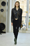 Pantalón y biker de cuero en negro para el desfile de Louis Vuitton en la Paris Fashion Week 2016