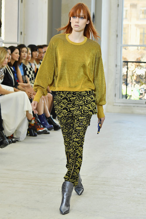 Pantalón estampado y jersey en mostaza para el desfile de Louis Vuitton en la Paris Fashion Week 2016