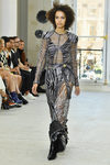 Vestido con transparencias y estampado cebra para el desfile de Louis Vuitton en la Paris Fashion Week 2016