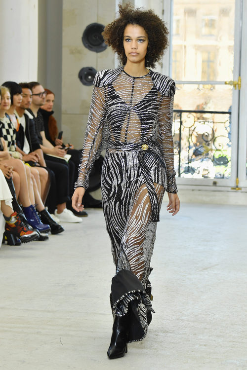 Vestido con transparencias y estampado cebra para el desfile de Louis Vuitton en la Paris Fashion Week 2016