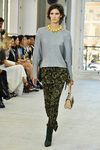 Pantalón estampado y jersey en gris plata para el desfile de Louis Vuitton en la Paris Fashion Week 2016