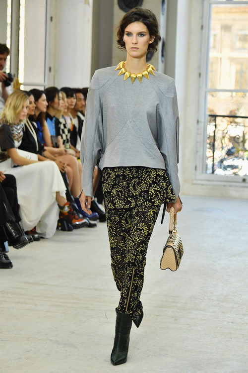Pantalón estampado y jersey en gris plata para el desfile de Louis Vuitton en la Paris Fashion Week 2016